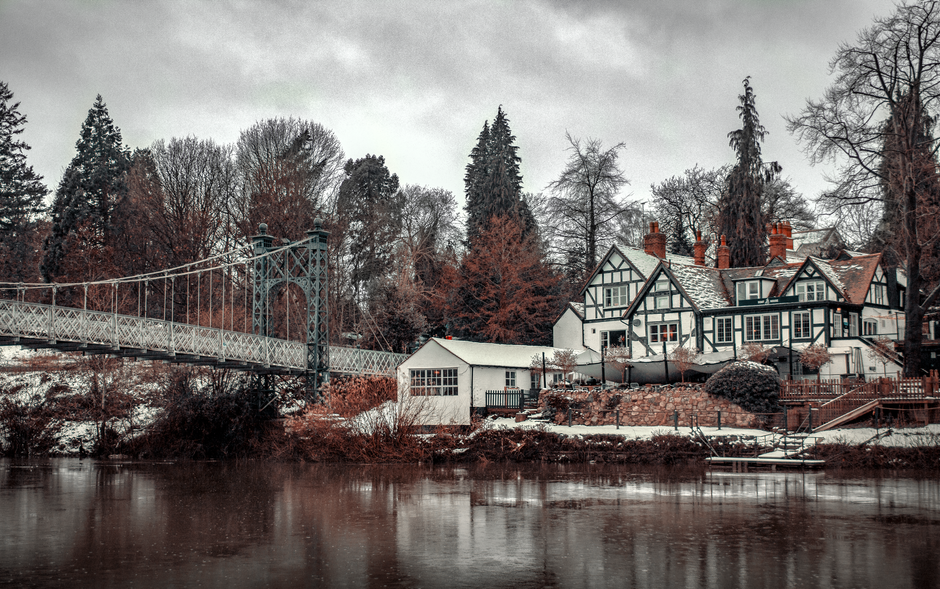 Furniture removals near Barnes Bridge for riverside homes